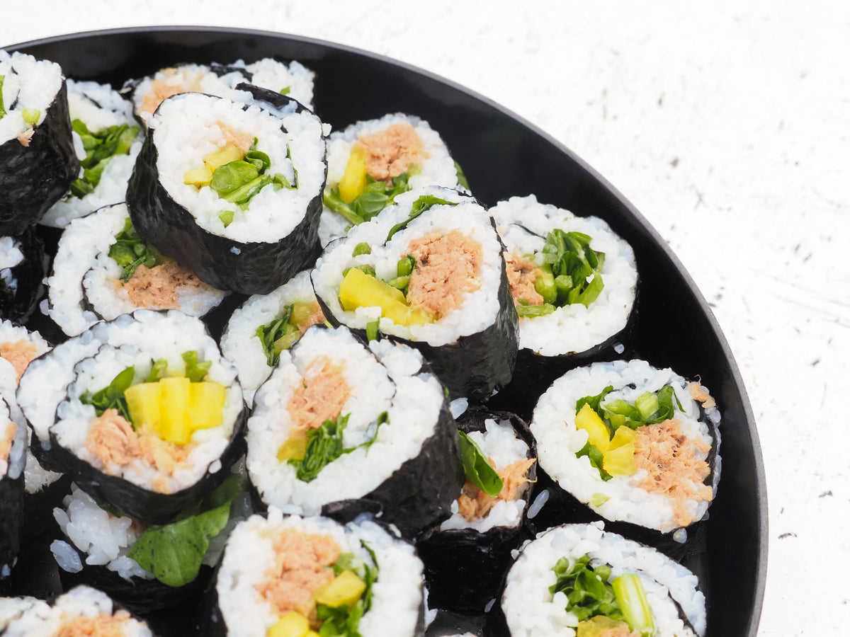 File:Maki Sushi on green leaf plate.jpg - Wikipedia